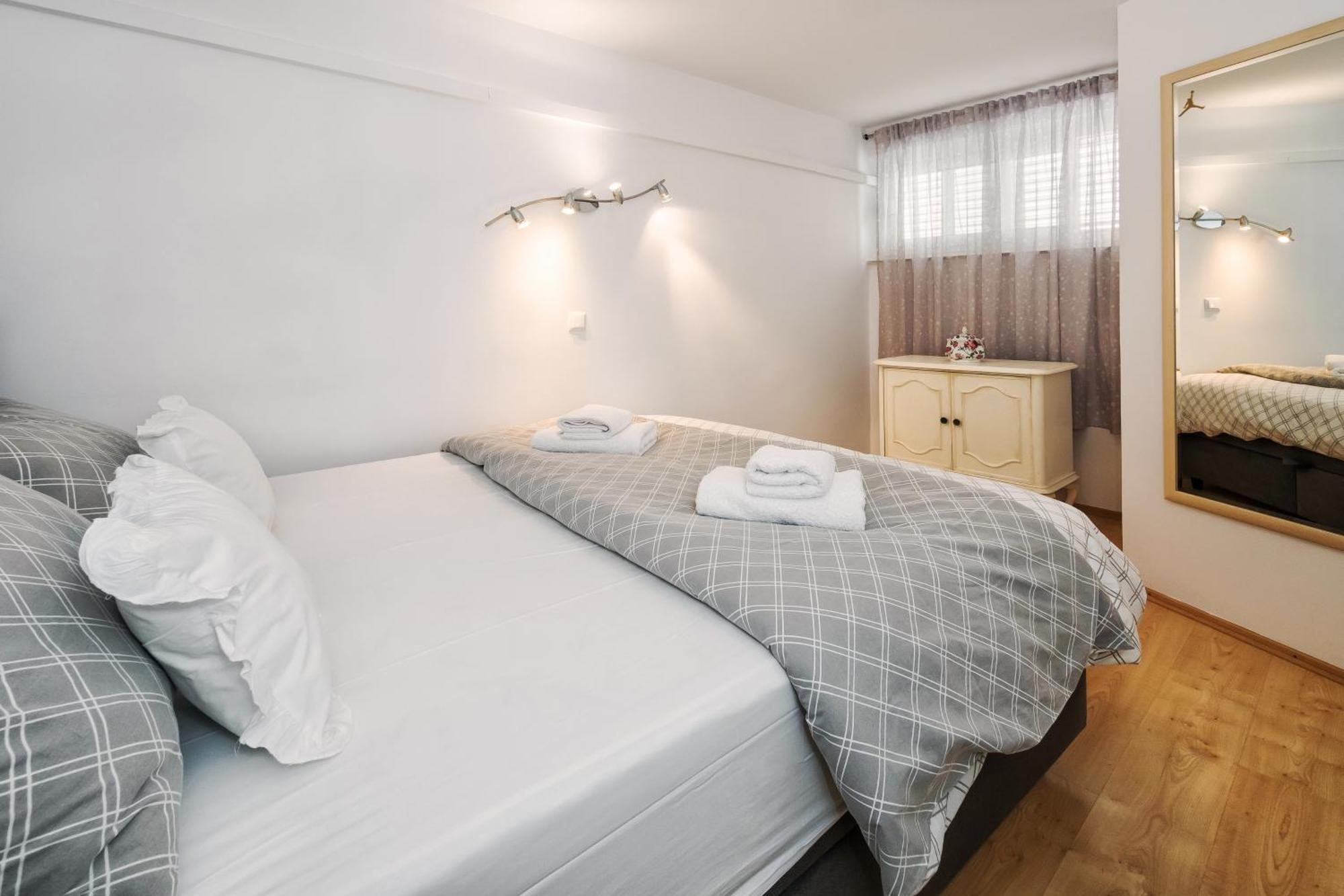 Relaxing 2Bd Apartment, Ground Floor - Walk To Old Town Split Exterior photo